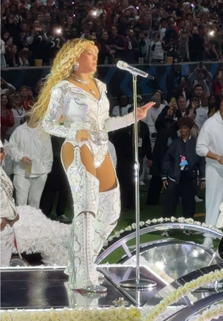 Beyoncé performing at the #NFL halftime show in Houston #NFL #beyoncebowl #beyonce #nrgstadium #htown #houstontx @Beyoncé @Parkwood Entertainment @NFL 