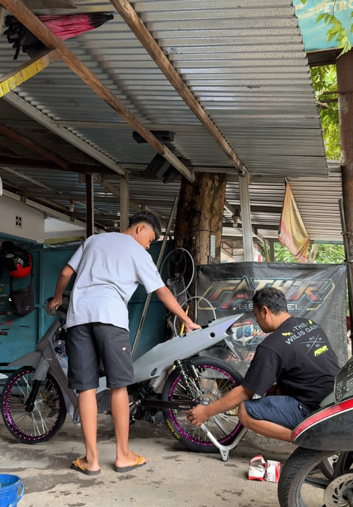 👨🏾‍🦳Bapak : sini nak jangan kau ganggu ibumu 👨🏼‍🔧🧑🏻‍🔧 . . @azis fauzi 