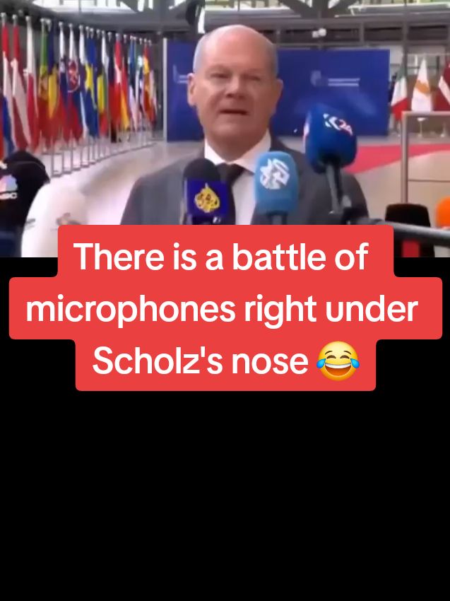 There is a battle of microphones right under #Scholz nose - #Turkish and #Kurdish #TVchannels cannot coexist in the same garden bed. 