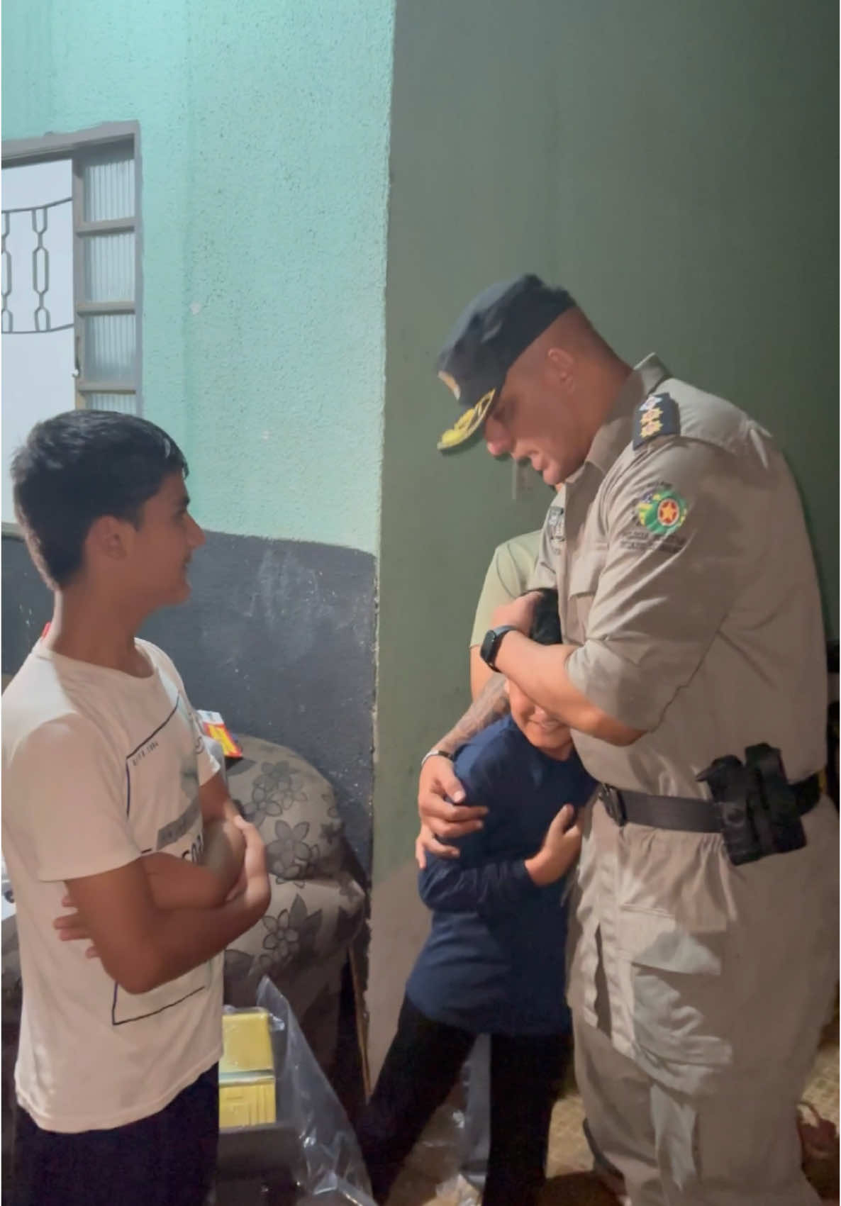 Ontem, tive a honra de visitar novamente a família do Afeganistão que está residindo em Trindade. Foi um momento muito especial compartilhar com eles a noite de Natal. Ao chegar, percebemos que eles não tinham nada para uma ceia de Natal. Essa situação me fez refletir sobre minha própria trajetória de vida: uma infância humilde, com pais trabalhadores enfrentando muitas dificuldades, e eu, começando a trabalhar aos 7 anos de idade, vendendo picolé nas ruas. Entrar naquela casa me mostrou, mais uma vez, que tudo faz parte do propósito de Deus. As dificuldades que enfrentamos não são em vão; elas nos preparam para sermos um suporte, uma viga-mestra na vida de outras pessoas. Estamos aqui para servir. Que essa noite de Natal nos lembre do verdadeiro significado de amor e solidariedade. Feliz Natal a todos! Tamo junto.