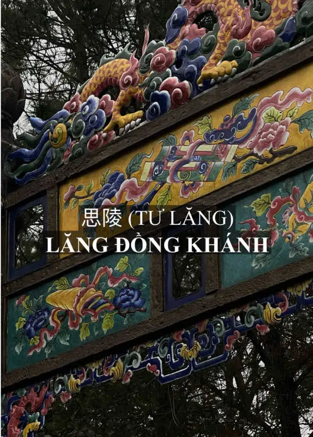 Với phần 2 này, SHUNHWA đưa bạn đến với khu vực lăng mộ của Tư Lăng, dù là tẩm điện hay lăng mộ, Lăng Vua Đồng Khánh không mang nghệ thuật truyền thống thuần túy mà được pha trộn một cách tinh tế và hài hòa với nhiều giá trị nghệ thuật Tây phương. Khu lăng mộ được bao bọc bởi núi rừng xanh thẳm, cấu trúc chung khu lăng Đồng Khánh không khác mấy với các lăng khác: quay về hướng Đông - Đông Nam, lấy núi Thiên Thai làm tiền án; sân Bái đình có hàng tượng quan quân chầu, Trụ biểu, Bi đình, Bửu thành theo truyền thống. Nhưng từ kiến trúc, trang trí đến vật liệu xây dựng hầu như đều được “Âu hoá”. Nếu tượng các quan viên ở lăng Tự Đức được tạc bằng đá với cỡ người quá thấp, thì ngược lại, tượng các quan viên ở lăng Đồng Khánh được đắp bằng vôi gạch với dáng cao nhưng gầy; ngói ardoise thay cho hoàng liên. Đặc biệt, Bi đình (nơi dựng bia đá) có lối kiến trúc Tân cổ điển Tây phương pha trộn phong cách Á Đông truyền thống, gần với kiến trúc lăng vua Khải Định sau này. Và còn nhiều điều thú vị nữa mà SHUNHWA sẽ bật mí cho bạn khi book tour của chúng mình, hi vọng có dịp được cùng bạn đến nơi này. Chúng mình ở đây và đợi bạn. ^^ - In part 2, SHUNHWA takes you to the Lang Mo area of ​​Tu Lang, whether it is the palace or the tomb, Dong Khanh Tomb does not carry pure traditional art but is subtly and harmoniously mixed with many Western artistic values. The Tomb is surrounded by deep green mountains and forests, the general structure of the Dong Khanh tomb is not much different from other tomb: facing East - Southeast, with Thien Thai mountain as the front screen; the Bai Dinh yard has rows of statues of mandarins, Tru Bieu, Bi Dinh, Buu Thanh according to tradition. But from the architecture, decoration to the construction materials, almost all are 