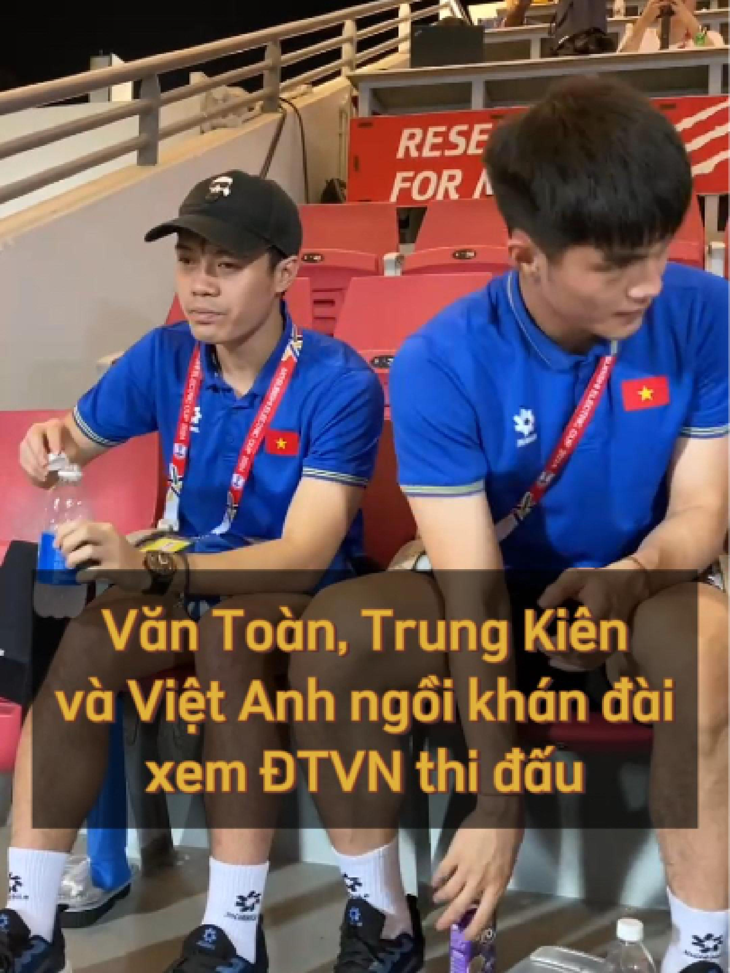 Văn Toàn, Trung Kiên và Việt Anh ngồi khán đài theo dõi trận đấu của đội tuyển Việt Nam với Singapore tại bán kết lượt đi ASEAN Cup 2024 #SCTV #SCTVthethao #MitsubishiElectricCup #AMEC2024 #AFFCup2024 #ĐTVN #AFFCup #Esimdulich #SportsOnTikTok #singapore #ASEANUtdFC