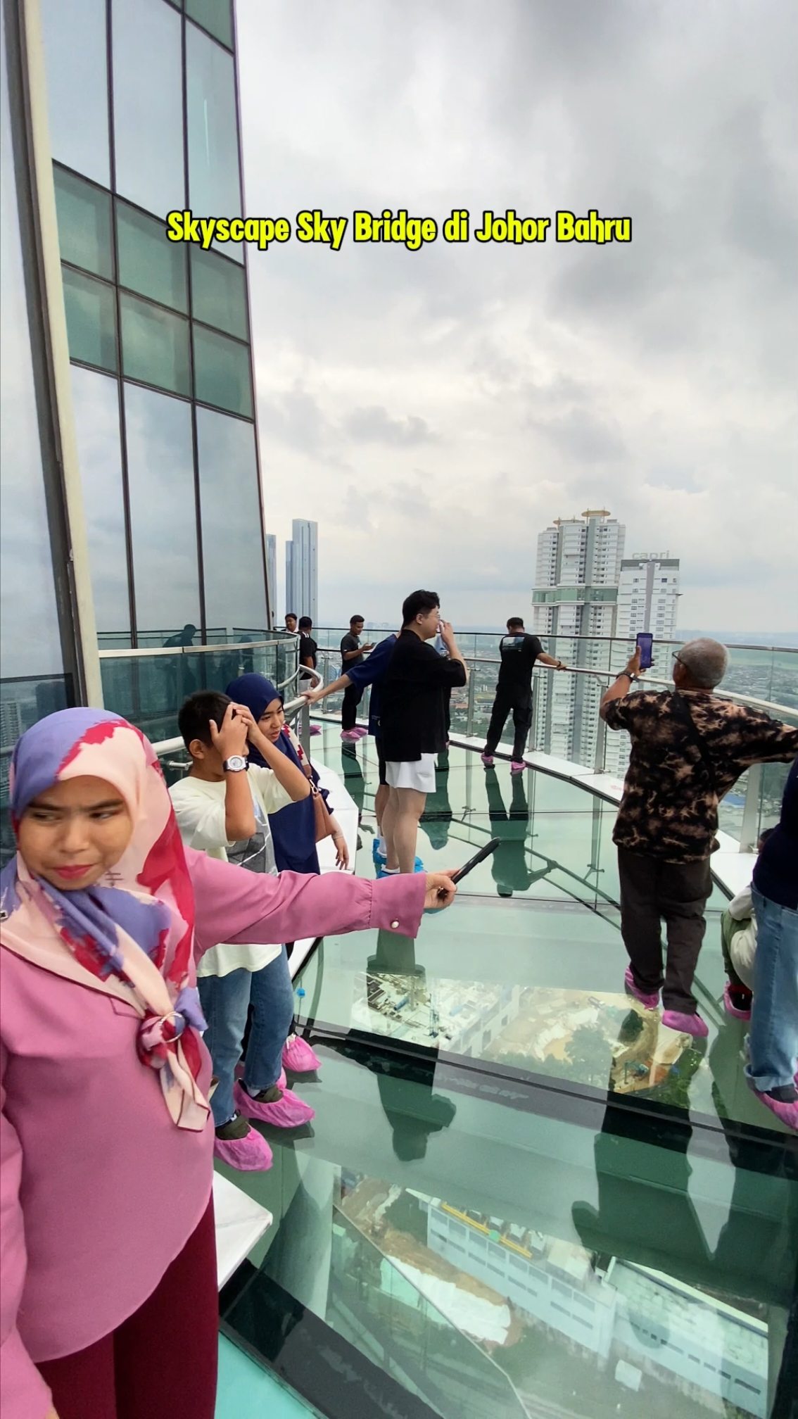 Skyscape yg ada sky bridge di Johor Bahru dah launching now⛅, boleh nampak skyview yg cantik dan ada cafe dalam lagi.🪂   Skyscape Johor Bahru 📍 Level 34, Menara JLand Johor Bahru City Centre (JBCC, Jalan Tun Abdul Razak, 80000 Johor Bahru, Johor Darul Ta'zim ⏰ 8:30 am–10 pm #skyview #menarajland #skyscape #skyfall #tourism #jb #johor #johorbahru #fyp #visitjohor  @skyscape_jb 