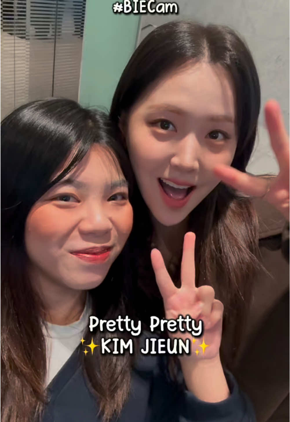 Finallyyy uri eonnie @kj_ieun 🥹🤏🏻🩷 Waktu itu sedih bngt enggak ketemu pas premiere filmnya Haein yg Veteran 🥹🤏🏻 Kali ini aku samperin ke radio promosi filmnyaa 🥰 I can say she's very cute, cara respon ke fansnya super responsive, very pretty, have a good memory and she looks like a very humble and kind heart actress ❤️❤️❤️ Lain kali harus banget ketemu lagii! Another memory to cherish 😝  #KimJiEun #김지은 #CheckInHanyang #LoveNextDoor #BrandingInSeongSu #OneDollarLawyer #TheVeil #Strangersfromhell #Longingforyou #엄마친구아들 #체크인한양 #kpop #kdrama #koreandrama #drakor #kdramalover #kdramaaddict #fyp #foryou #fangirl #kdramaedit #kactor #fangirling #koreanpop 