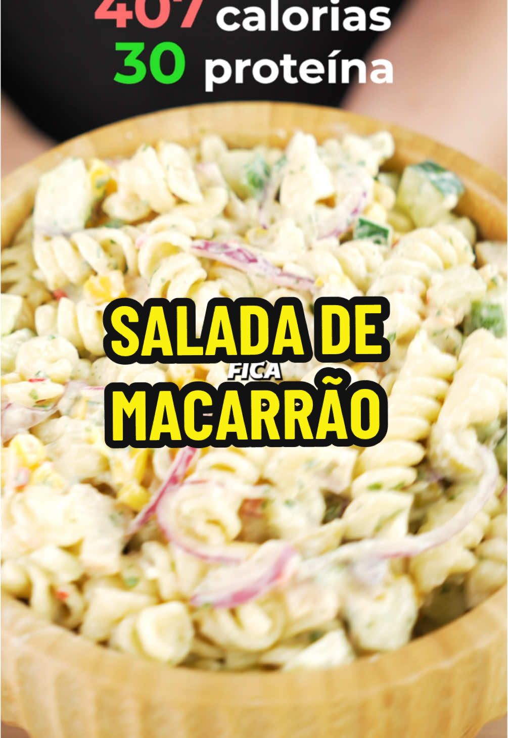 Salada de Macarrão  4 porções SALADA 1/2 pacote (240g) macarrão parafuso seco 1 pepino (200g) cortado em cubos 1/2 cebola roxa média (50g) fatiada 1 lata (170g) milho drenado 2 cenouras (120g) cortadas em cubos OU raladas 18 unidades (100g) azeitona sem caroço fatiada  1 pimenta (8g) dedo de moça sem sementes picada FRANGO 1 peito (240g) de frango grande sem pele Sal a gosto 1/2 colher de sopa (2,5g) páprica defumada 1/2 colher de chá (1g) alho em pó 1/2 colher de chá (1g) cebola em pó 1/4 colher de chá (1g) pimenta caiena 1/4 colher de chá (1g) pimenta-do-reino 1/2 colher de chá (2g) azeite de oliva MOLHO 3 potes (270g) iogurte grego desnatado SEM adoçante 1 colher de sopa (15g) mostarda amarela 4 colheres de sopa (60g) maionese light Suco de 1/2 limão (10g) suco de limão 1/4 xícara (12g) salsa OU outra erva fresca picada Sal a gosto FRANGO Grelhe ou asse o peito de frango com o tempero que desejar. Corte o frango em tiras ou cubos. MASSA Em uma panela com água fervente generosamente salgada, cozinhe a massa seca até um pouco passada do ponto. Deixe a massa esfriar na geladeira ou ao menos entrar em temperatura ambiente. Nota: se cozinhar ela ao dente, depois de resfriada os amidos endurecem mais e a massa vai ficar crocante, então temos que passar do ponto aqui por alguns minutos. FINALIZAÇÃO Em uma tigela de salada, adicione todos os ingredientes do molho, a massa e o frango cozidos. Misture bem e sirva como desejar. Toda a receita (4 porções médias) Calorias: 1630kcal Proteínas: 120g Carboidratos: 219g Fibras: 51g Gorduras: 30g 1 porção média (1/4 da receita) Calorias: 407kcal Proteínas: 30g Carboidratos: 55g Fibras: 13g Gorduras: 7g #receitas #tiktokfoods #receitasfit #Fitness #