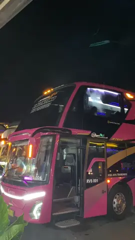 Jiann Genk tenannn bosss KENCANA ×MUJI JAYA😍 #kencana #kencanaluxurybus #kencanaindonesia #pramugaricantik #jb5 #doubledecker #storybus #videobus  #mujijayaputramandiri #busmania  #busindonesia #fyppage #fyptiktok #zyxbca #terminalkudus  @kepalajenggot_official 