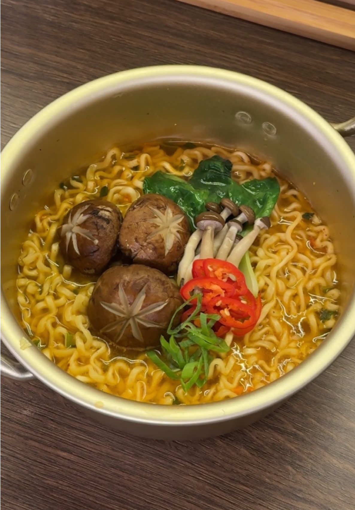 Siapa bilang mau makan masakan korea harus langsung ke korea. Ini buktinya, indomie yang udah mirip sama rasa masakan korea😋 Yuk Cobain Indoemi Korean Ramyeon Series! Yang favorite aku itu Spicy Ramyoen dengan rasa jamur ala sup Korea, nagih banget! selain itu ada juga 2 varian lainnya yang ga kalah enak, Fiery Chikin dan K-Rose!  #IndomieKoreanSeries #OhMyGoodItsIndomie @Indomie 