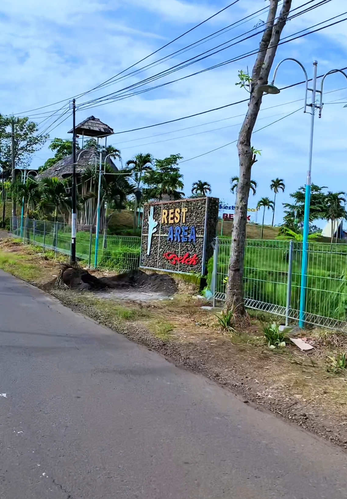 Sudah pernah lewat sini belum? Jangan lupa mampir sejenak untuk menikmati keindahan di REST AREA BETEK😁😅 #probolinggo  #seputarprobolinggo  #explorprobolinggo  #wisataprobolinggo  #restareabetek  #jawatimur 