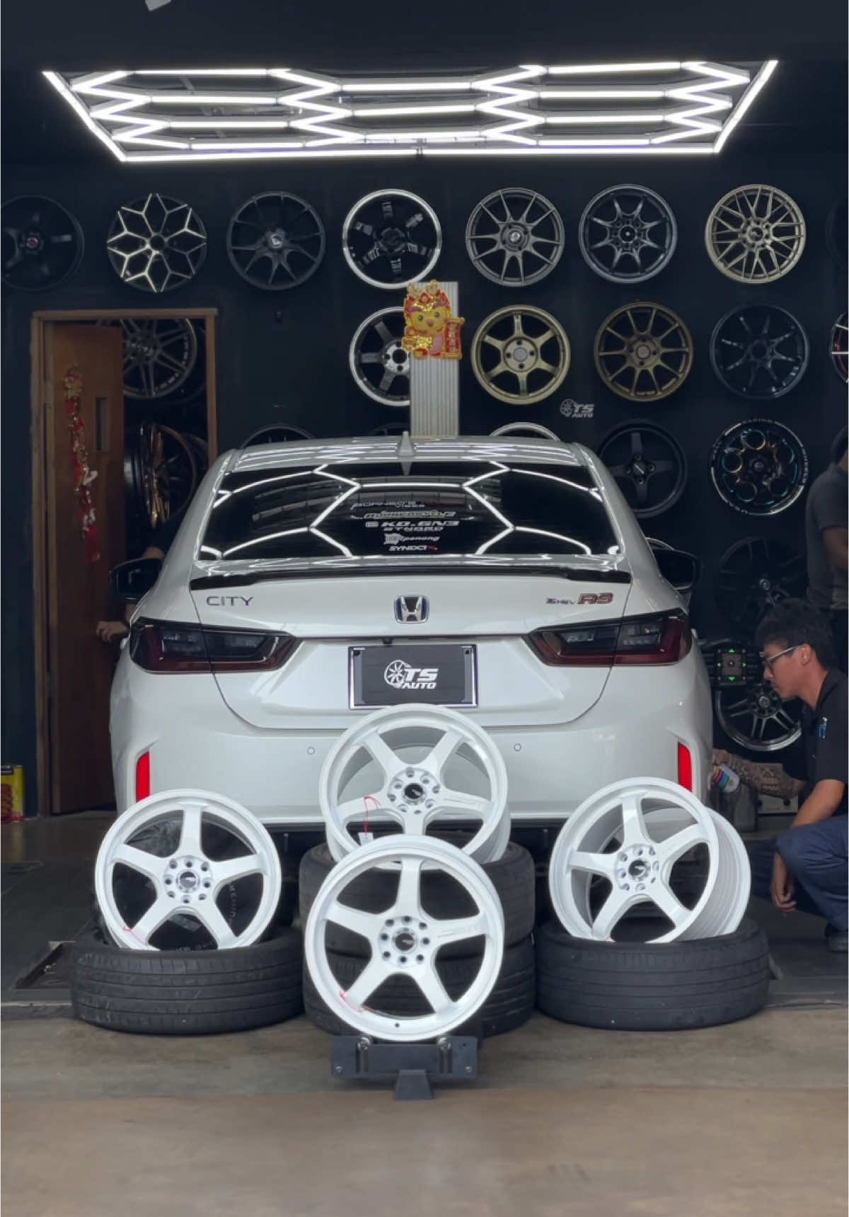 White on white 🔛🔝#hondacity #cityhatchback #gn3 #advangt #advangtwhite #hondacitymodified 