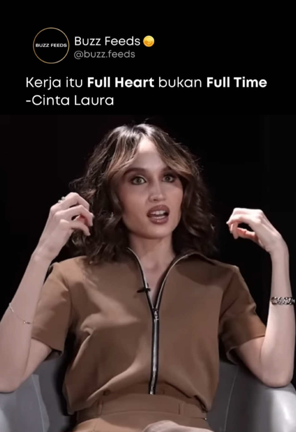 Kalo kamu capek dengan pekerjaanmu, coba dengerin kata Cinta Laura… Coba mimin kepo, pernah gak kamu kerja full heart tapi ga diapresiasi sama atasan, gimana rasanya ? tulis dikolom komentar ya.. Sc : Yt The Overpost #cintalaura #cintalaurakiehl #bisnis #podcastclips #bisnismillenial 