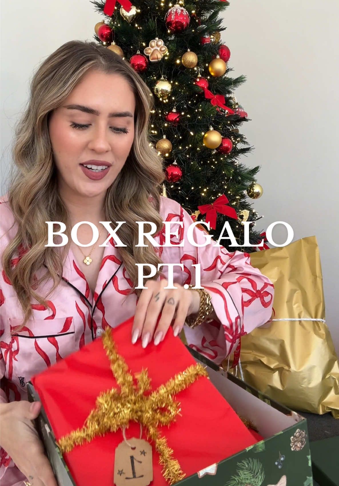 PT.1 BOX REGALO di NATALE che mi ha fatto mia sorella con tanti regalini a tema ♥️ #natale #xmas #christmas #regalo #basket #burrbasket #Vlogmas #scambioregali #regalidinatale #whatigotforchristmas #sorpresa #fy #foryou #unboxing 