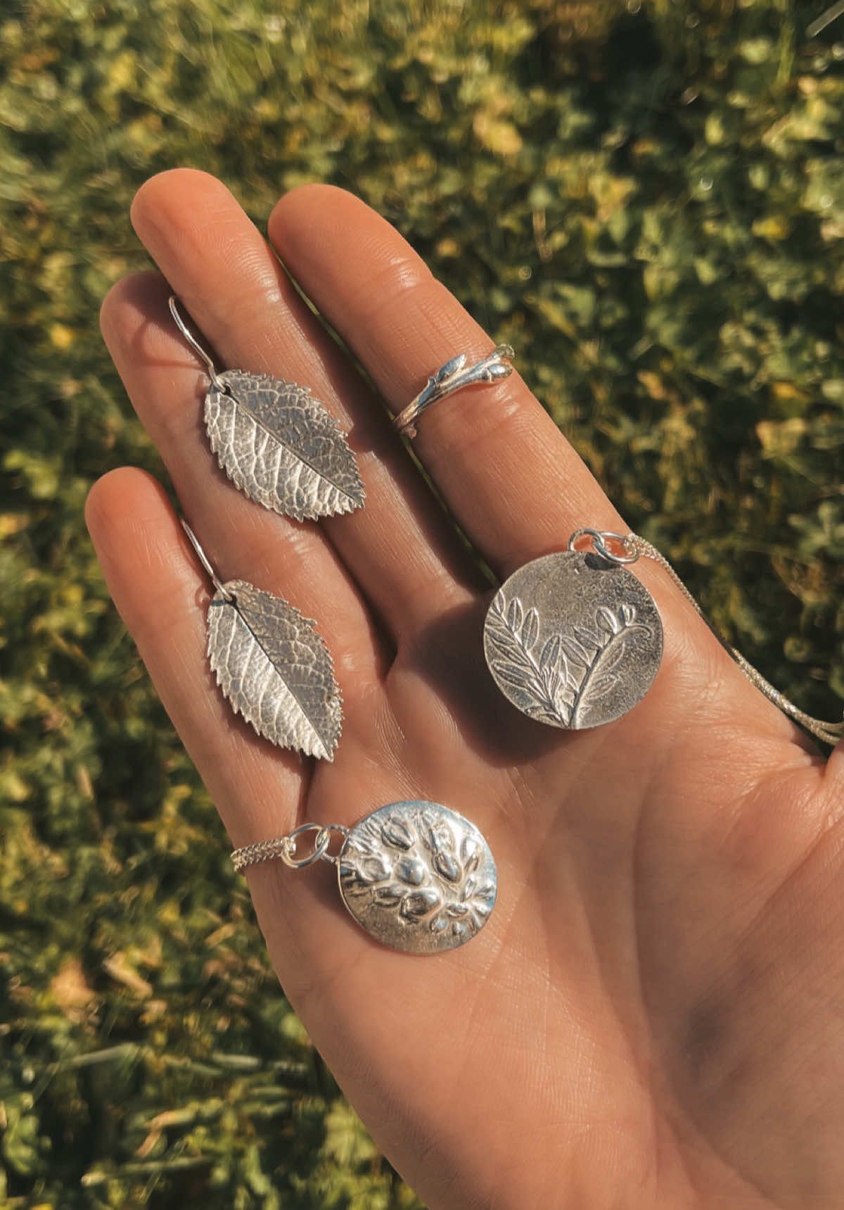 Creating with nature  Discover my silver clay online course bundle in my bio and learn to make these pieces yourself #creativelifehappylife #enjoytheprocess #dowhatyoulove #slowcraft #botanicaljewelry #natureinspiredjewelry #learnsomethingnew 