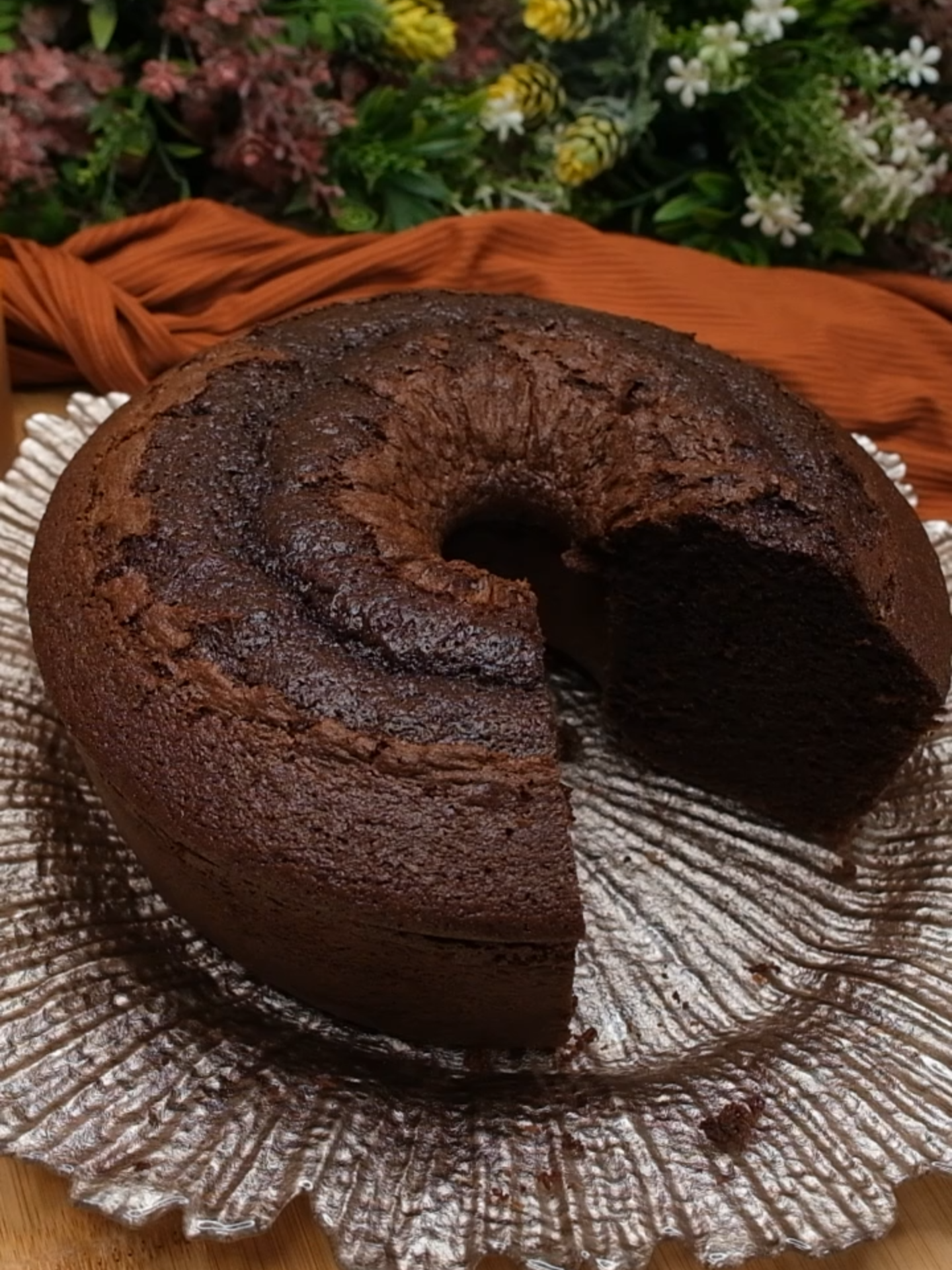انجح وصفة كيكة شوكولاتة طريييية ومرتفعة 🤤 كيكة الحليب الساخن والشوكولاتة اعملوها في العطلة 🔥 المكونات: ٤ بيض بحرارة الغرفة ٢ كوب سكر ٢ كوب دقيق ١ كوب زيت نباتي ١ ١/٢ كوب حليب ساخن ١/٢ كوب كاكاو بودرة غير محلى ١ ١/٢ ملعقة كبيرة بيكينغ باودر ملعقة كبيرة سكر فانيلا ملعقة كبيرة خل أبيض ملعقة صغيرة نسكافيه رشة ملح فقط قياس القالب: ١٩ سم #كيكة #كيكة_شوكولاته #كيكه_شوكولاته #كيك #كيكة_الحليب #كيكة_الحليب_الساخن #براوني_كيك #كيكة_الشاي