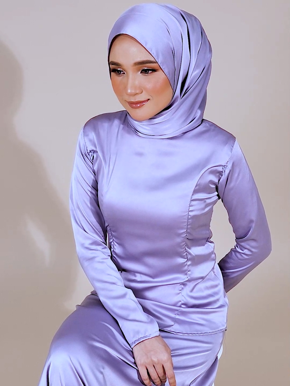 Raysa Sejoly RM179 - Material: Soft Satin - Arm zips - Breastfeed zips - Top back zip - Skirt side zip - Half elastic waistband - Colours: pink, lilac, peach, black - Sizes: xs - m - Model Height: 166 cm - Model Weight: 47 kg - Model Size: xs - Model Body Measurement: 33 - 26- 36 Whatsapp 019-891 2134 https://wa.me/message/662YZBUK2IJHI1 Instagram @meyrosoutfit Tiktok @meyrosoutfit Facebook Meyros Outfit Shopee www.shopee.com.my/meyrosoutfit