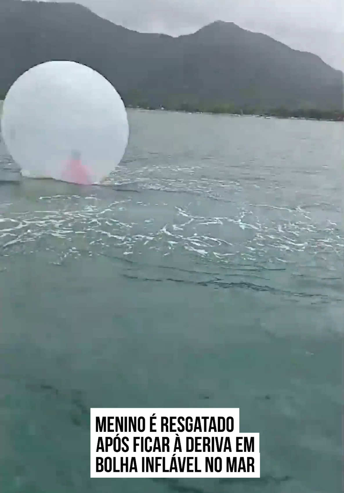 📹 Uma criança foi resgatada por tripulantes de uma lancha na tarde dessa terça-feira (24/12) após ficar à deriva dentro de uma #bolhainflável no mar da Praia do Lázaro, em #Ubatuba, no litoral norte de São Paulo. Rafael Graça do Prado, de 32 anos, estava em um passeio de lancha com os filhos quando avistou a boia no meio do mar e decidiu se aproximar para ver se alguém estava dentro dela. Quando o marinheiro e dono de uma empresa de turismo náutico viu que era uma criança de aproximadamente oito anos, conversou com o menino para acalmá-lo. Outra embarcação, de pessoas que são amigas de Rafael, também se aproximou para auxiliar no resgate. A filha de Rafael registrou o momento. “Eu pedi para eles não abrirem o zíper da bolha, para não ter perigo do menino em desespero pular na água, ou entrar água dentro da boia e complicar mais”, disse o empresário. “Trouxemos ele para a praia e a família estava bem desesperada, chorando.” Os marinheiros usaram um cabo de aço para puxar a bolha de plástico e levar o menino de volta para a praia. Rafael contou ao Metrópoles que, já em terra, conversando com a família do garoto, descobriu que o menino estava na boia na beira do mar, segurada por um cabo. Porém, esse cabo soltou e o vento levou a bolha para longe. Não há informações sobre o estado de saúde do menino. #TikTokNotícias