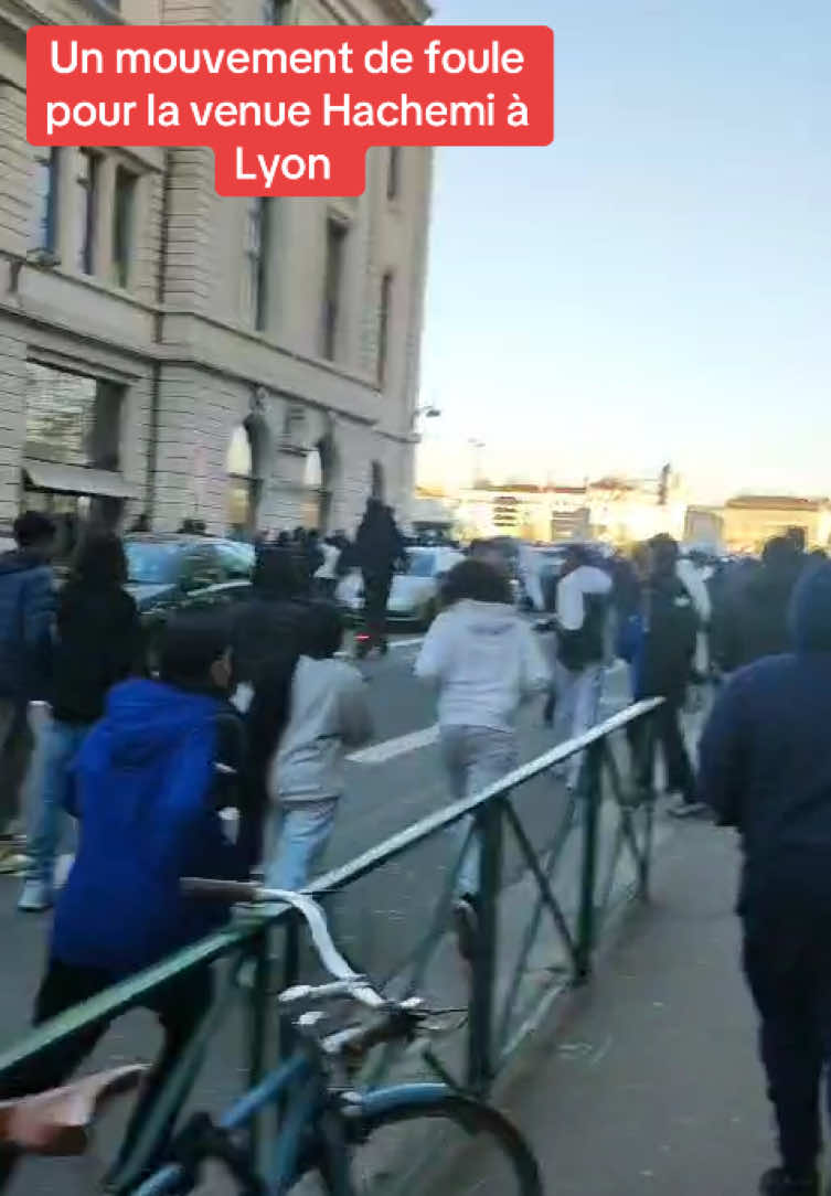 🚨🇫🇷 mouvement de foule, à Lyon  Aujourd’hui l’influencer Snapchat Hachemi a annoncé venir à Lyon pour distribuer plus de 100 000 €  de cadeaux 🎁  ce qui a pu réaliser dans d’autres villes et notamment en Belgique  malgré l’interdiction de la préfecture du Rhône, face, risque de débordement  #lyon ##lyonm#mouvementdefoulem#hachemis#HMIh#snapchate#influenceurs##info##actu #presse#Frances#videoso#pourtoi