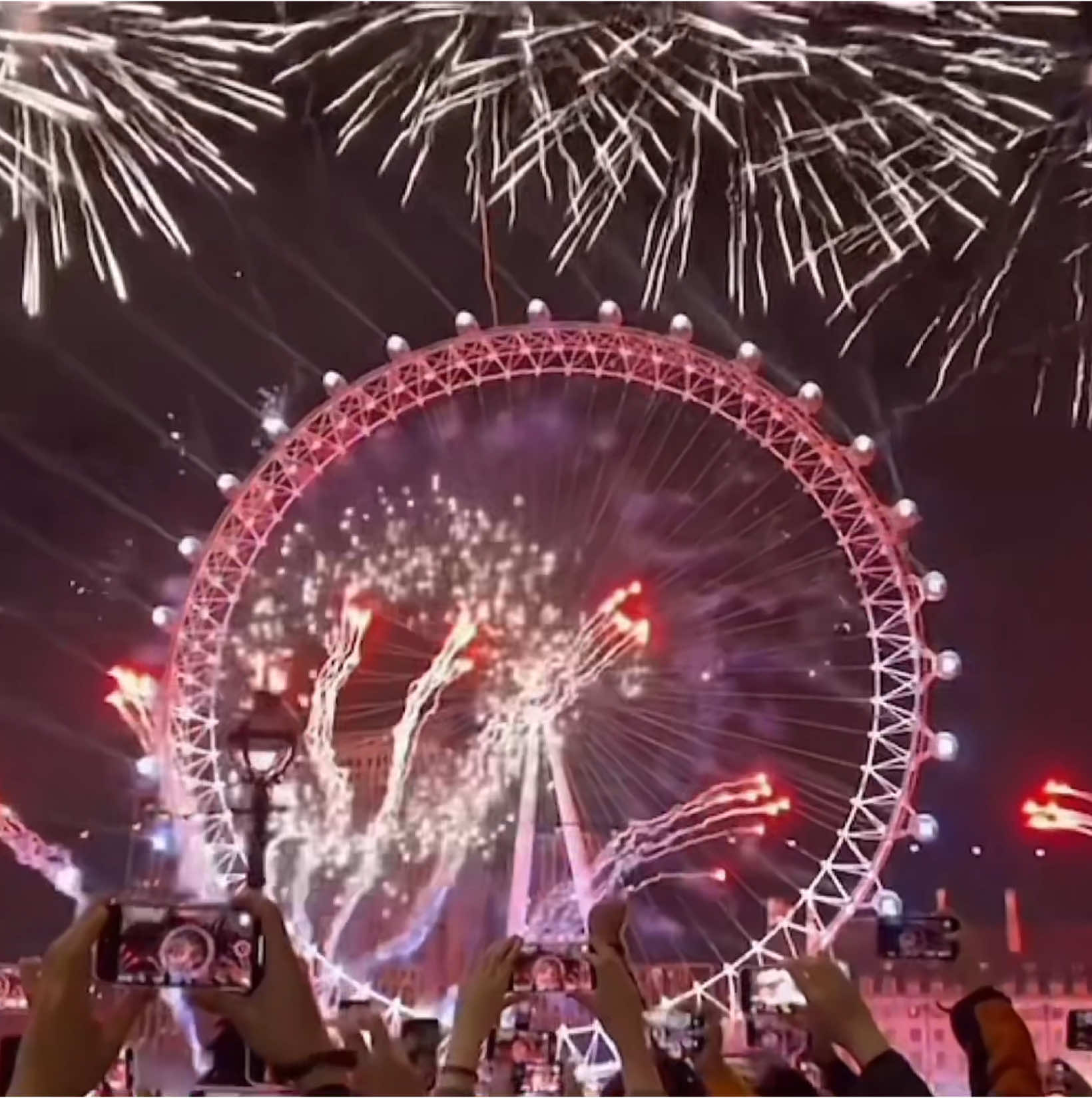 Watching the London Eye light up the night with a fireworks show on New Year’s Eve🎆✨#travel #traveluk #UK #london #londoneye #fireworks #newyeareve 