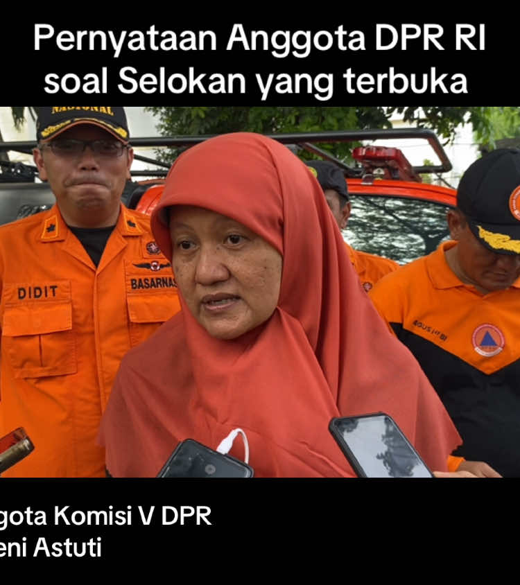 Membalas @fifin #balita #babatan #wiyung #surabaya #selokan #banjir  Pernyataan Anggota Komisi V DPR RI, Reni Astuti, prihal selokan terbuka pasca insiden seorang balita berusia 3,5 tahun hanyut ke selokan saat bermain di depan indekos di Babatan 2F No. 16, Wiyung, Selasa (24/12), saat hujan. Hingga Kamis (26/12) pukul 18.00 WIB, balita berinisial MR tersebut belum ditemukan.