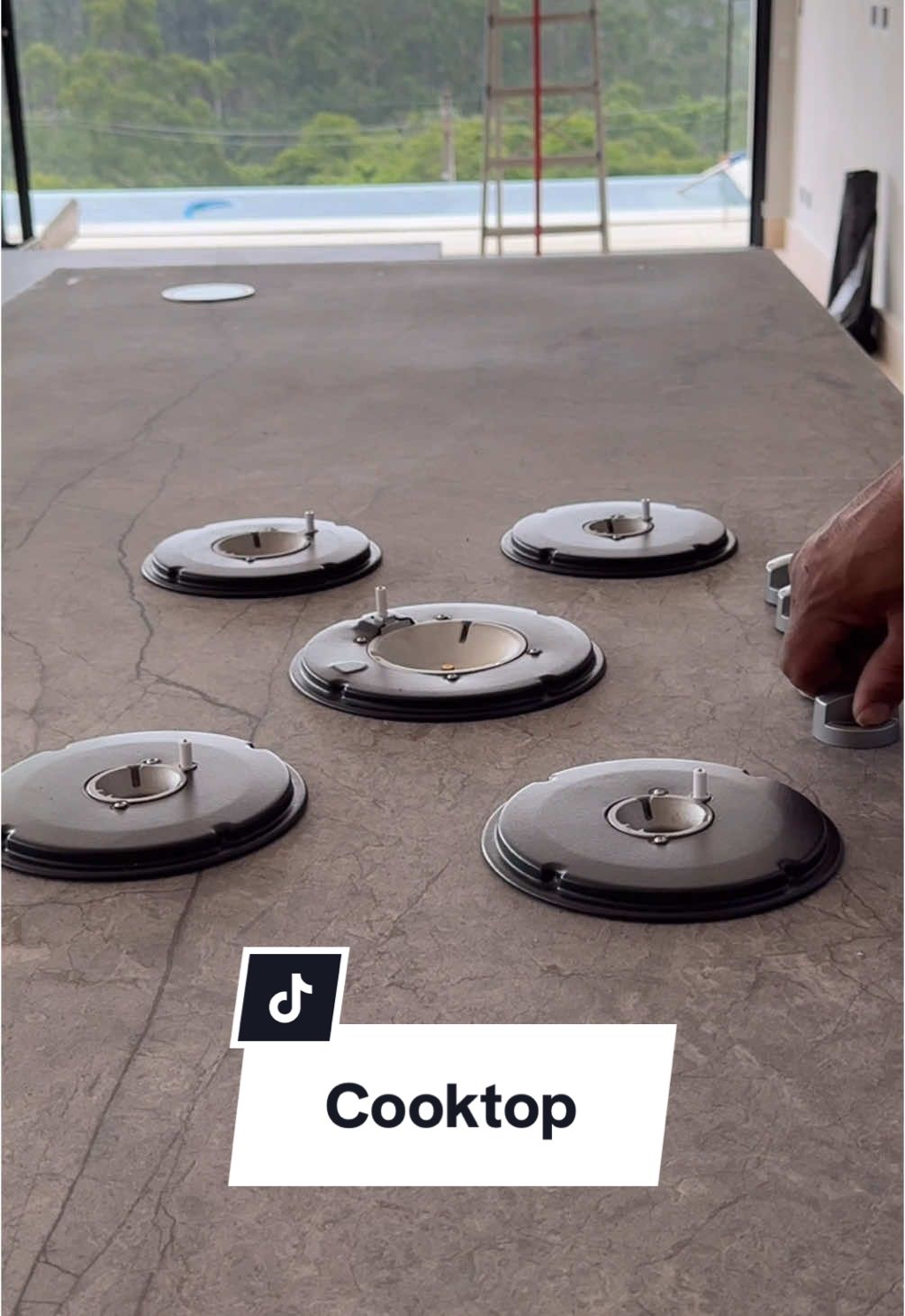 Cooktop embutido na ilha  #construção #construction #reforma #bancada #kitchen #cozinha #comida #porcelanato #glue 