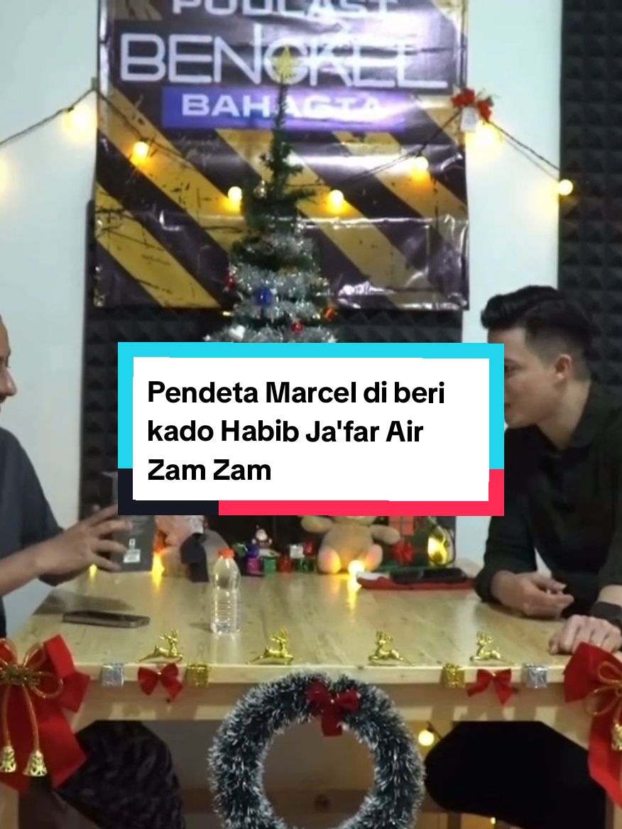 Habib Ja'far memberikan kado Air Zam Zam dan parfum Ka'bah kepada Pendeta Marcel #habibjafar #pendetamarcell #jedanulis #fypシ #fyp 