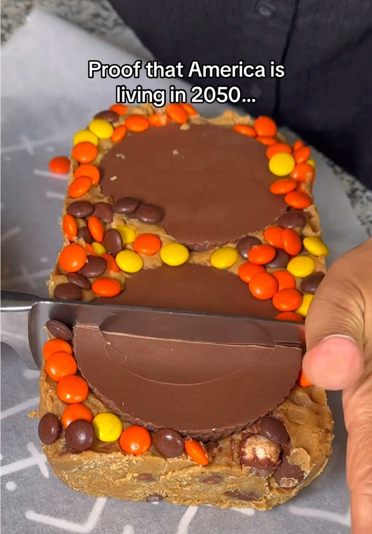 Proof that America is living in 2050, would you eat this? #food #eating #mukbang #dessert #chocolate #fudge #peanutbutter #reeses #asmr #satisfy 