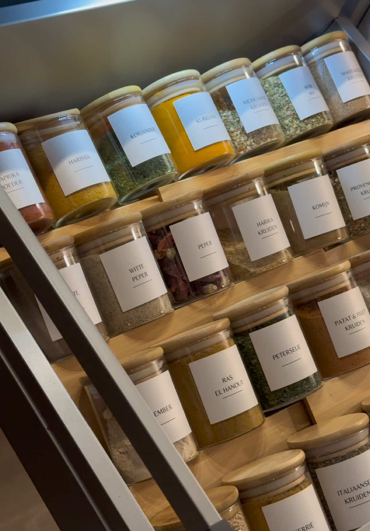 Kruidenpotjes met parelmoer stickers😍 #kruidenpotjes #kruiden #organizen  #huishoudtips #kruidenstickers #voorraadpotten #beigeaesthetic #interiordesign #kitchenorganization #organizedhome #spices #storagehacks 