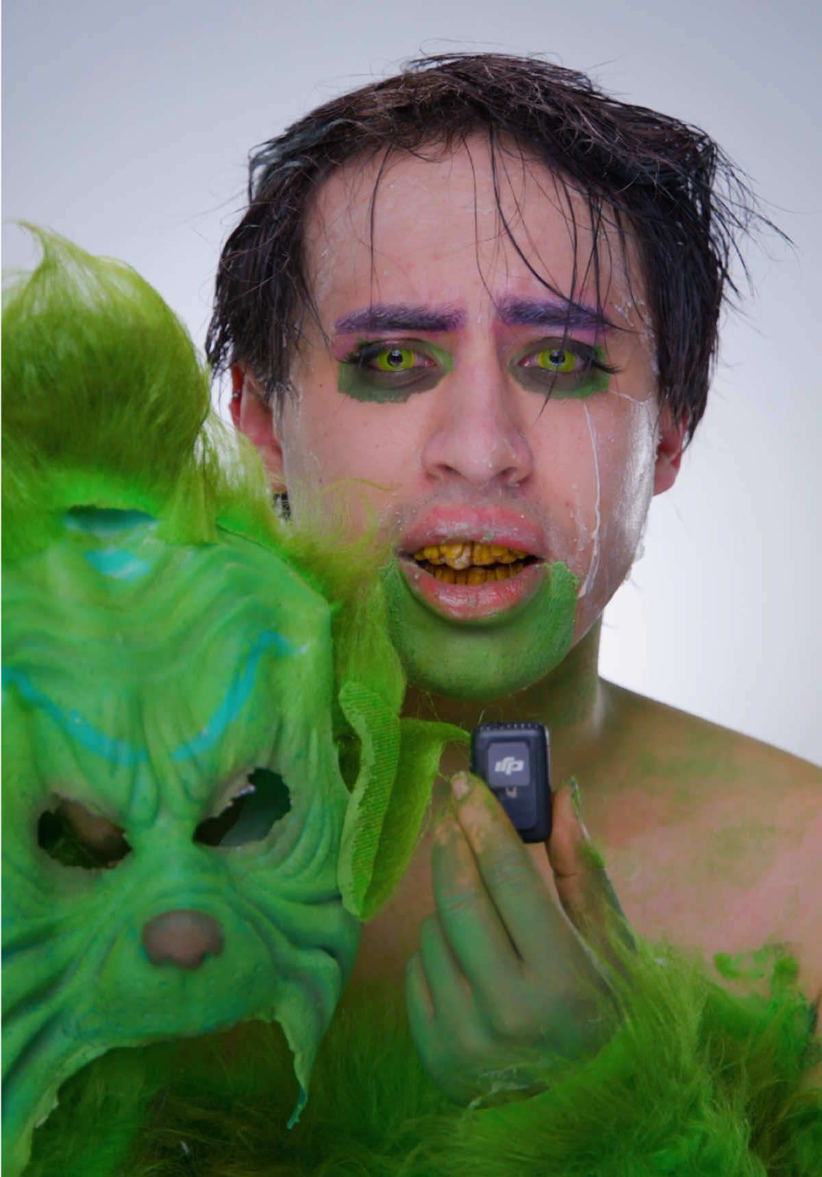 removendo maquiagem.. (foi uma das piores de gravar) #grinch #makeup 