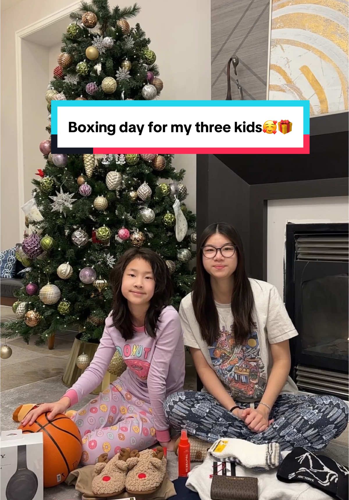 The happiest time during the holiday! 🥰I know they didn’t ask much, but as their mom, I just want to see their happy faces☺️Merry Christmas my loves! Have you opened ur presents?🎁 #momoftiktok #lifewithkids #funtime #motherdaughter #sibling #momlife #boxingday #haultok #christmasgift #merrychristmas #familytime #parents #happykids #parents 