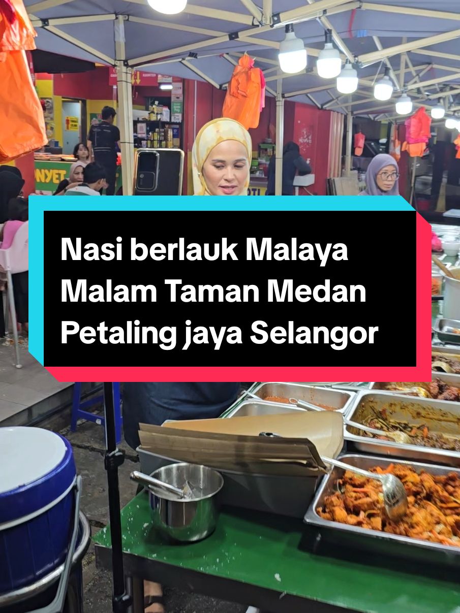 Berita gembira ... Nasi Berlauk Malaya Malam kini dibuka sepenuhnya dan menawarkan pelbagai pilihan cita rasa asli Pantai Timur. Antara menu paling popular ialah Daging  Belengas Malaya, Daging Black Pepper, Ayam Goreng Kunyit, Gulai Ayam, Ikan Pari Air Asam,Ikan Talapia Sambal,Ayam Goreng Sambal,Gulai Keropeh Ayam ,Tilapia goreng sambal.Kami juga menyediakan pilihan sayur seperti Masak Lemak Putih dan Sayur Campur. Dibuka setiap hari dari jam 7:00 malam hingga 4.00 pagi. Selain itu, Nasi Berlauk  Malaya Pagi  beroperasi seperti biasa dengan menu istimewa seperti Nasi Kerabu Malaya dan  Nasi Dagang Malaya  bermula jam 7.00 pagi hingga 12:00 tengah hari. Boleh Waze : Kunyet Kunyet Malaya Taman Medan Petaling jaya Selangor