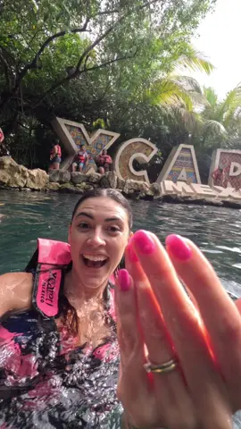 Como é e quanto custa o PARQUE XCARET no México?👇🏼 O parque conhecido como a Dianey do México, é um parque temático com foco e entretenimento cultural e aquático. As principais atrações são: nadar um rio subterrâneo, e assistir o show de encerramento. Tme várias opções de ingresso, e você pode inclusive comprar o ingresso apenas para o show de encerramento. O ingresso normal custa cerca de U$120 e se você estiver conhecendo a região com carro alugado, você tem desconto e 15%!  Não sabia muito o que esperar, mas no fim, nós adoramos a experiência, e também foi ótimo para aproveitar o dia de chuva. O parque é super organizado, a experiência de nadar no rio e o show realmente são muito legais! Mostramos a experiência completa no vlog lá no canal!  Agora já salva essa dica e siga @voulevarnaviagem para mais dicas de viagem 🇲🇽✈️ #cancunmexico #cancun #xcaret. 