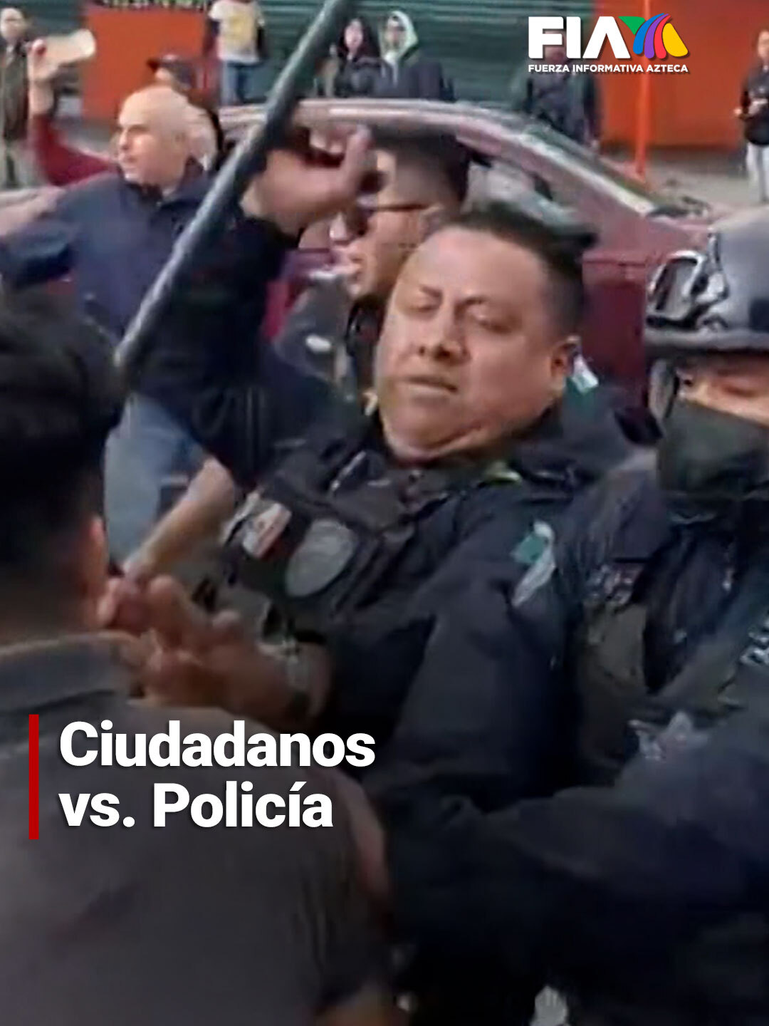 Ciudadanos vs. Policía ⚖️🚨⁣ ⁣ Se reporta un #enfrentamiento entre policías y ciudadanos en la capital de #Puebla. Todo comenzó cuando los agentes acudieron a la colonia Santa Catarina para detener a un presunto violad0r, Roberto 