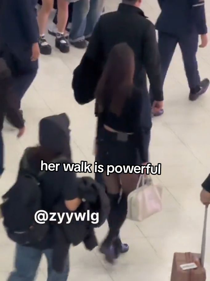 241226 Jang Wonyoung has safely arrived in Bangkok, Thailand #wonyoung #airport #thailand #bangkok #jangwonyoung #luckyvicky #IVE #장원영#IVE #아이브 #アイヴ #mc #AAA2024 #kpop #kpopl4l 