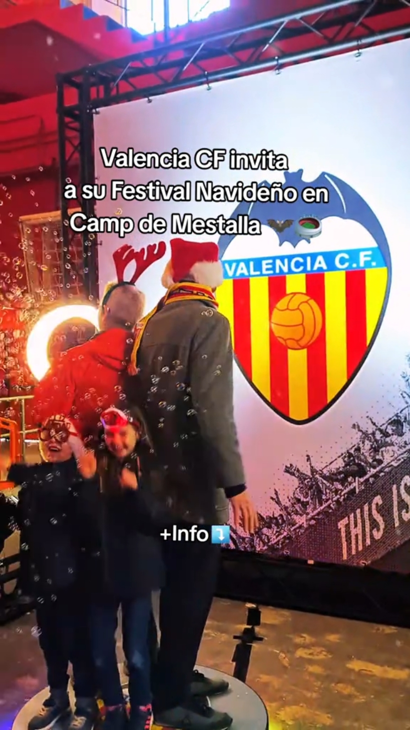 ⚽🦇Valencia CF te invita a la segunda edición del Camp de Nadal 🎅🏟, un festival navideño para toda la familia. 🗓 Hasta el 29 de diciembre 📍 Lugar: Fondo sur del estadio Mestalla. ✨ Actividades: El estadio se transforma en un espacio repleto de actividades GRATUITAS 🆓: 🎨 Talleres creativos: Pintacaras, manualidades y dibujos con temática del Valencia CF. 🎅🏼 Foto con Santa y sus ayudantes, de fondo las Tribunas 🦇🏟  🎁 El Árbol de los Deseos: Lleva un juguete nuevo y apoya las iniciativas de la Fundación VCF. 🎈 Muchos Hinchables 📸 Photocall con AMUNT: La mascota del equipo. 🕒 Horarios: ✔️ 26, 27, 28 y 29 de diciembre: 10:00 - 18:00 🆓 Entrada gratuita: Accede por la puerta S2 (Calle Dr. Juan Reglá), sujeta a aforo. ⚽️🎄 ¡Ve a Mestalla y celebra con el Valencia CF 🦇🏟️ . . . . #planesenvalencia #enplanvalencia #Navidad #destinos #tendencias #planesdenavidad #Valencia #valenciacf #mestalla 