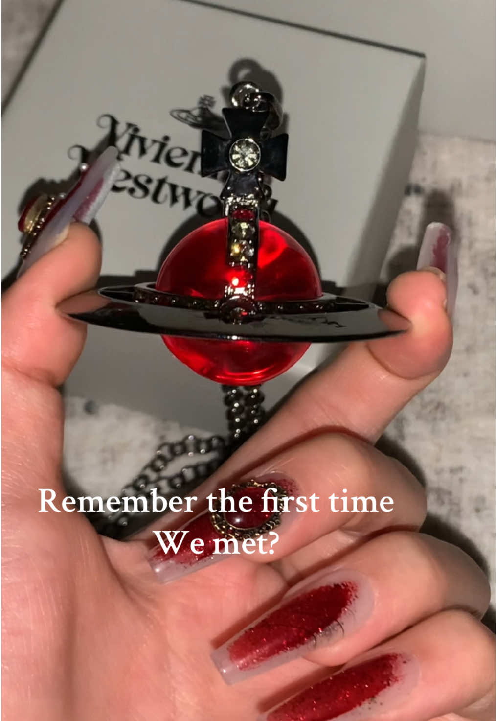 I’m lost in this red Saturn 🪐 #viviennewestwood #viviennewestwoodjewellery #nana #viviennewestwoodnecklace #viviennewestwoodorb 