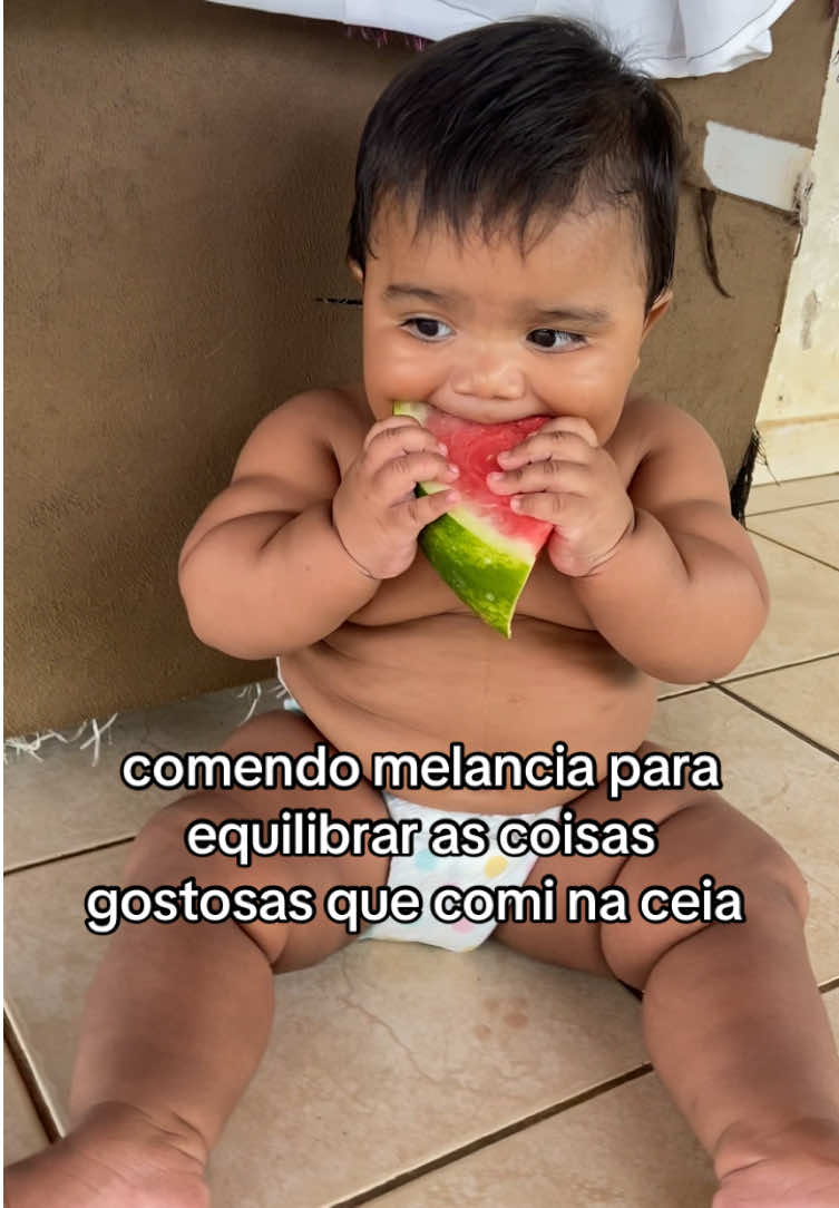 Tem que equilibrar né kk  #natal #frutas #gordinho #bebes 