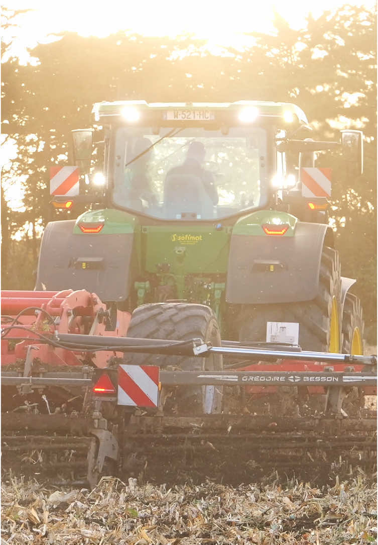 Un covering ⚡️⚡️ #johndeere #johndeerearmy #johndeeregreen #farmer #agri #agriculture #tractor 