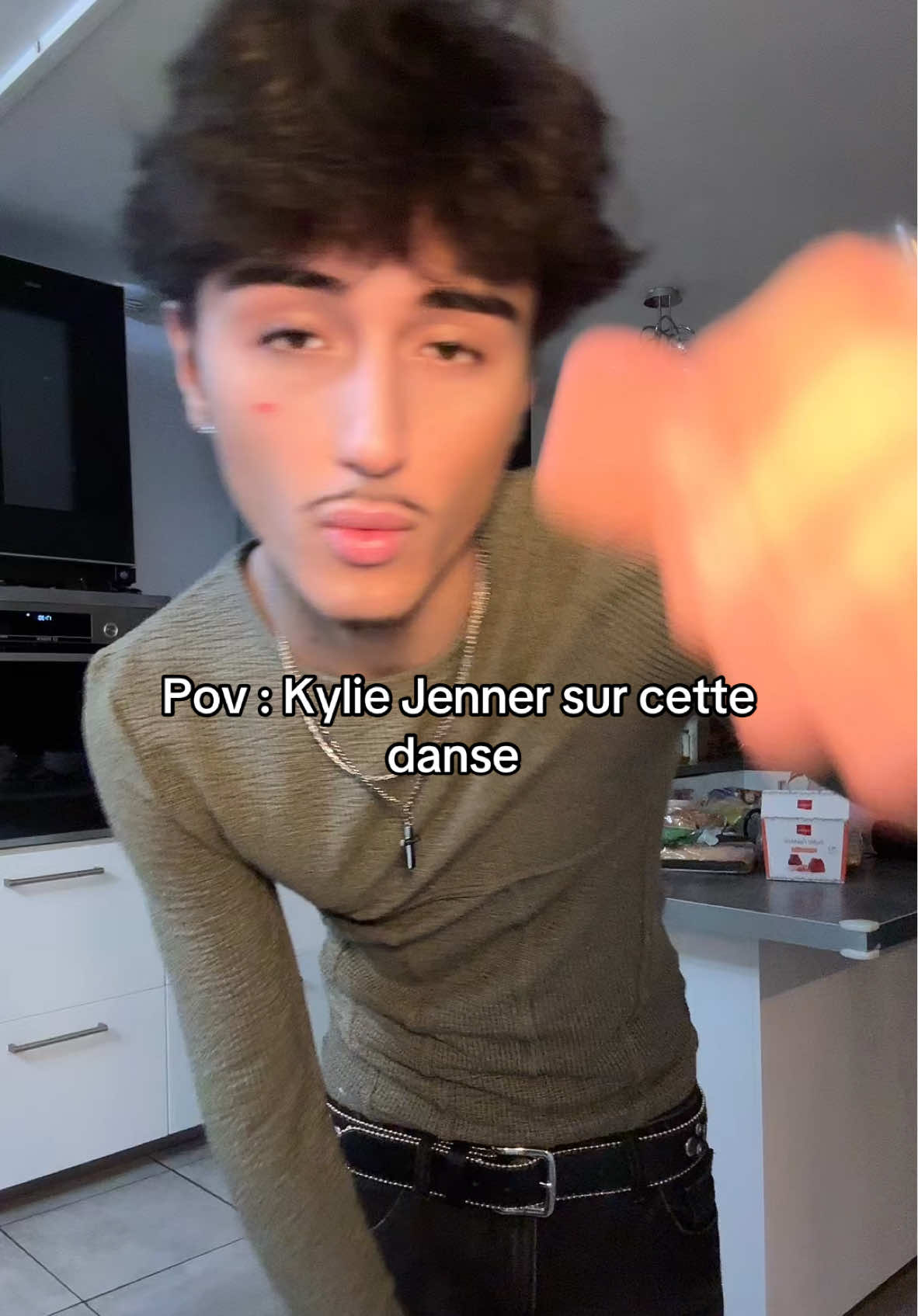 avec ses petits gestes, elle me fait trop rire