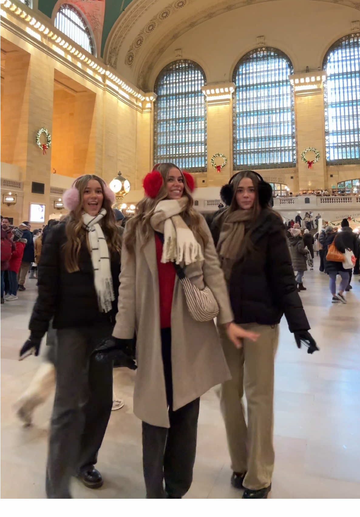 get ready for all the new york content🗽🍎⭐️🫶🏼 #newyork #grandcentral #gossipgirl #sisters #christmas #fyp #foryoupage 