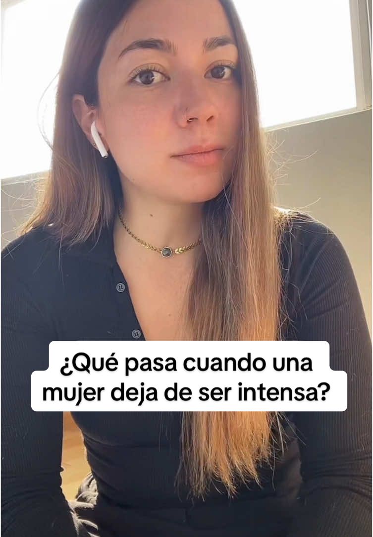 ¿Qué pasa cuando una mujer deja de ser intensa? No, no maduró… se rindió… La intensa no se calma sola; se cansa. 💔 Se cansa de amar con todo, de insistir, de dar más de lo que recibe. Cuando deja de discutir y reclamar, no es paz… es rendición. Y cuando se rinde, no hay marcha atrás. Su amor sigue siendo grande, pero ahora lo guarda para quien lo valore. Valórala antes de que sea tarde✨ Porque si la intensa se calmó, ya la perdiste. #intensa #reflexion #tiktokviral #viral #desarrollopersonal #soydanielamaza #mujerintensa 