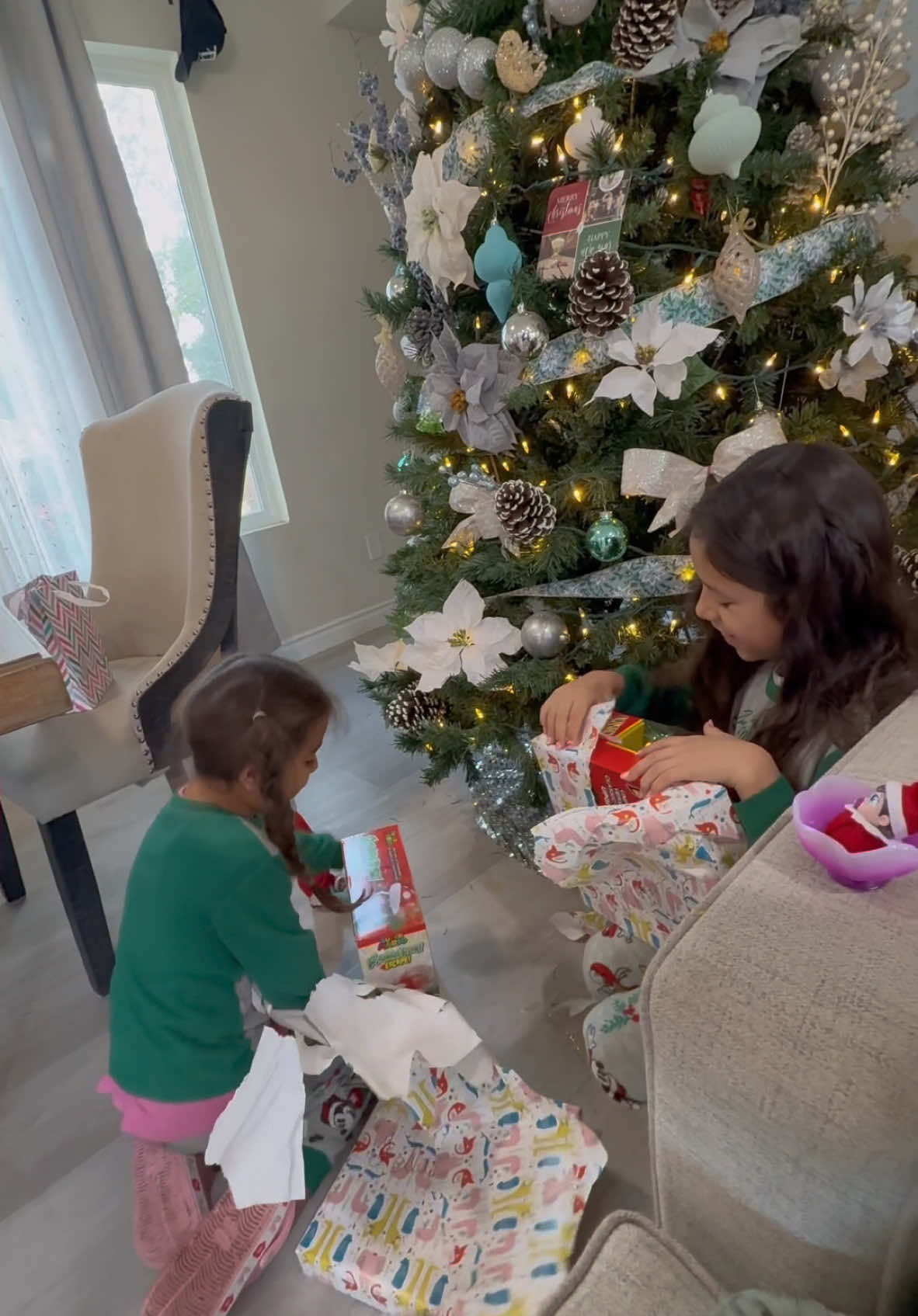 Respuesta a @Lizeth Silva Abriendo sus regalos 🎁 de navidad 🎄 #momlife #navidad 