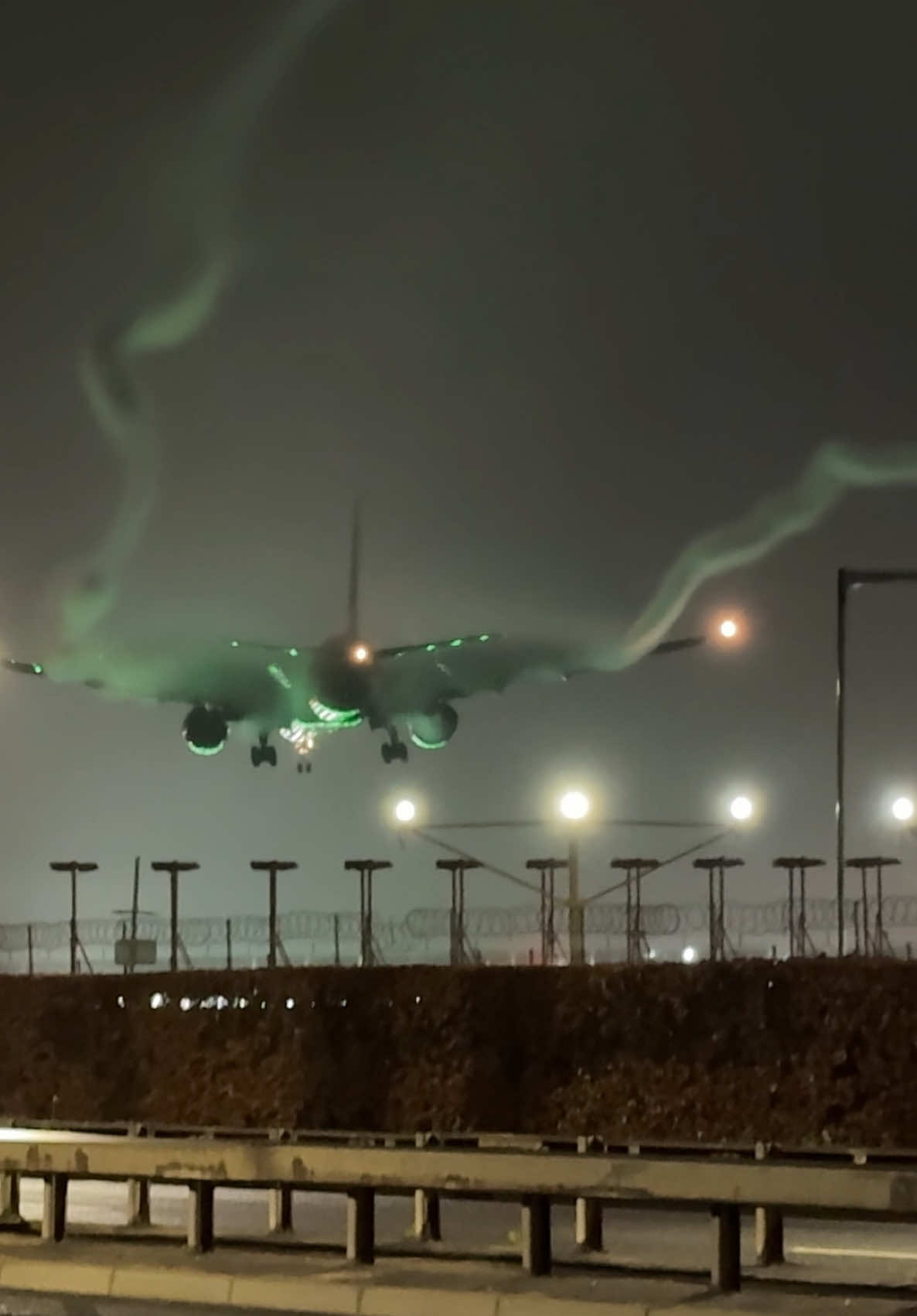 Fantastic vapour trails from the Boeing 777 wings American 🇺🇸 airlines this morning on Boxing Day at London Heathrow AirPort. I love when it’s foggy! Full video on my YouTube channel #airport #airplane #landing #fog #heathrow #london #boeing #aircraft #boxingday #christmas #american #airline #pilot 