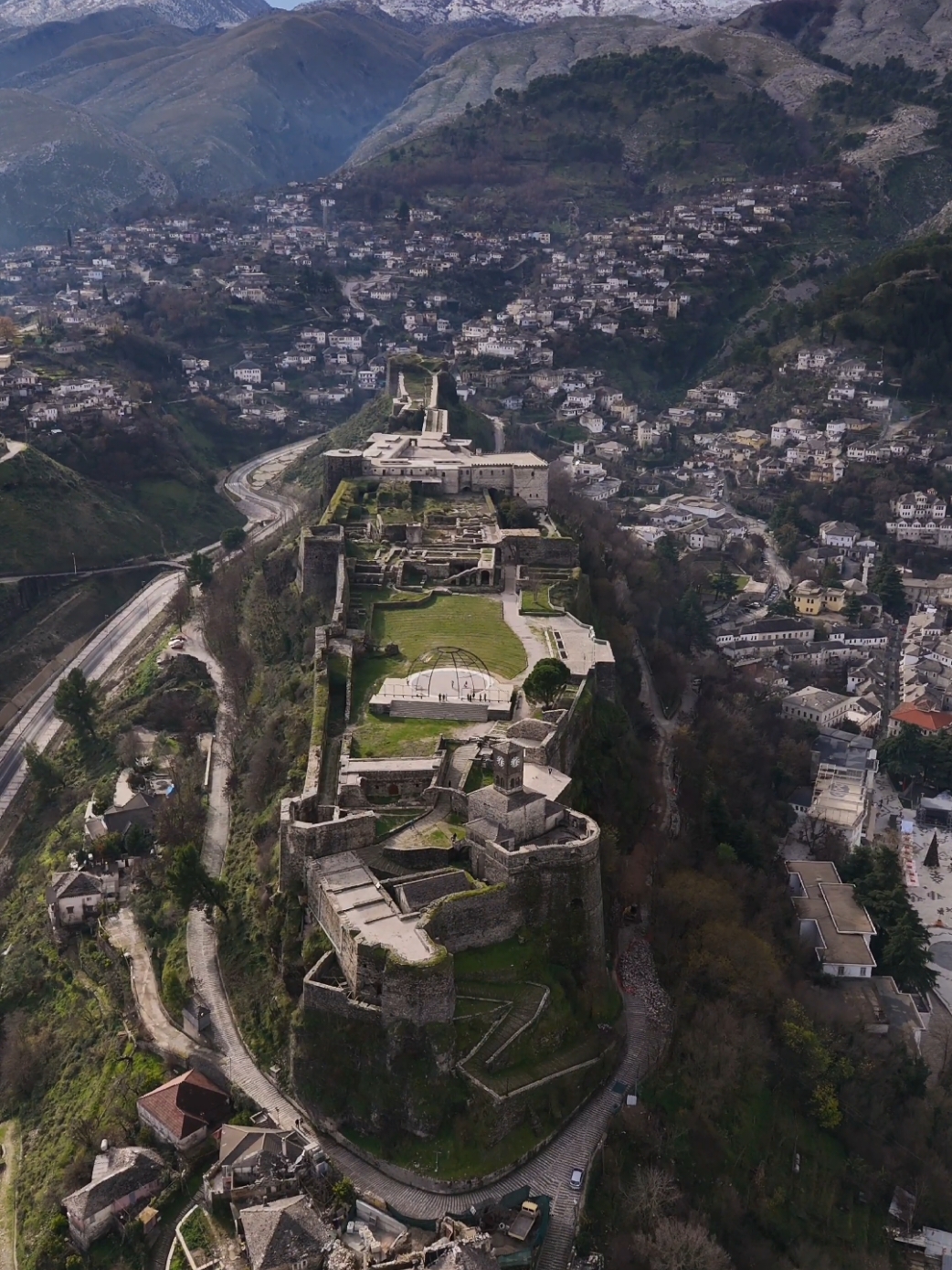 #castelo #fabiankazo #fabiography #fyyyyyyyyyyyyyyyy #fyp #gjirokaster #gjirokaster_albania_🇦🇱👏 #unesco #oldcity #argjiro #hotelargjiro #gjirokastraime❤ #castel #kalajagjirokaster #gjirokastra #@Gjirokaster🇦🇱 @GJIROKASTER,ALBANIA @🇦🇱I LOVE ALBANIA🇦🇱 @AlbanianTreasures 