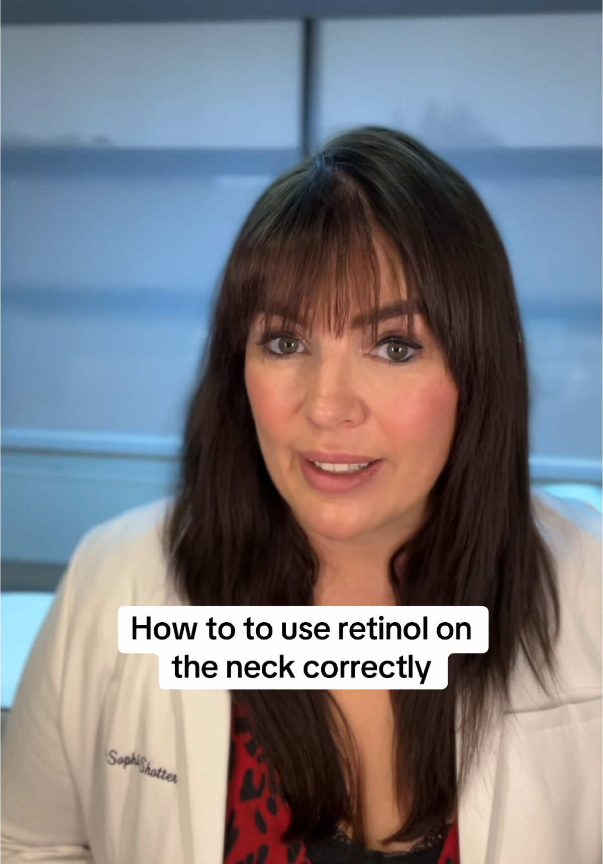 How to apply retinol to your neck correctly, to minimise irritation and maximise results ⬆️ #neckaging #neckcream #retinolskincare #retinoltips #retinoltips #aestheticdoctor #40sclub #skintok #agewell #skincarecommunity 