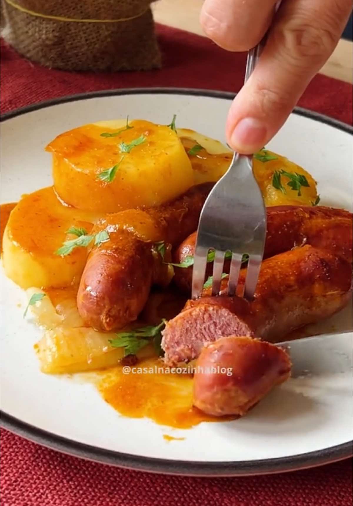 Linguiça Toscana com batatas feita na panela de pressão  📌 Ingredientes  7 gomos de linguiça toscana  1 fio de óleo  1 cebola 3 batatas  2 colheres de passata ou extrato de tomate 1 colher de páprica  Cominho a gosto 120ml de água  Se preferir adicione um pouco de sal