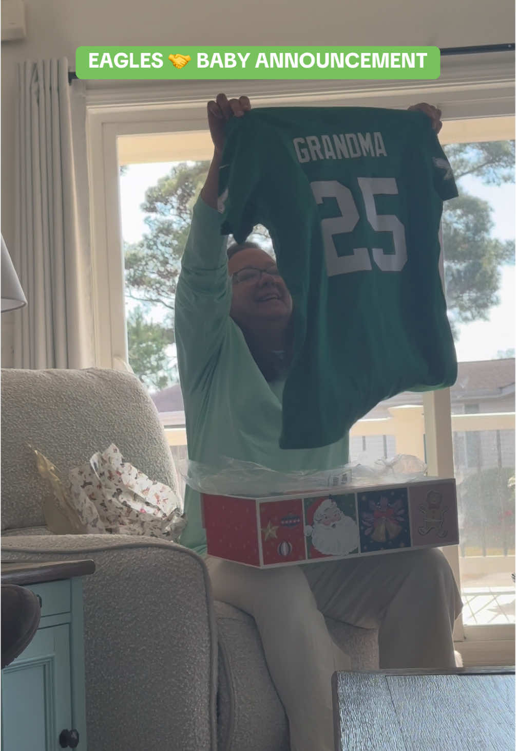 What a way to tell Grandma 👏 (via oliviafox92/TT) #philadelphiaeagles #nfl #annuncement #babyannouncement 