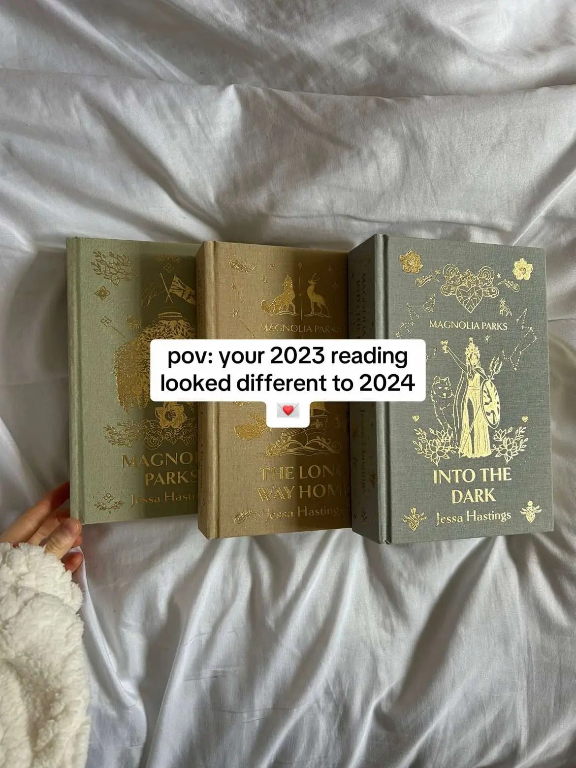 #BookTok #bookish #bookrecs #bookgoals #bookseries #bookreview #goodreads #bookchallenge #goodreads #fantasybooks #romantasybooks #acotar #fyp #sarahjmaas 