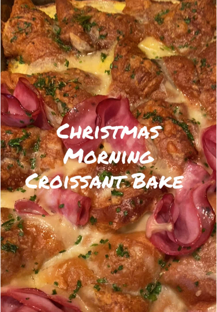 Feliz Navidad 🎄thanks for the recipe @Gillie  #christmasfood #croissantbake #christmasmorning #christmasbreakfast #holidaybreakfast #ham #swiss #christmascasserole #christmasrecipe #holidaybake