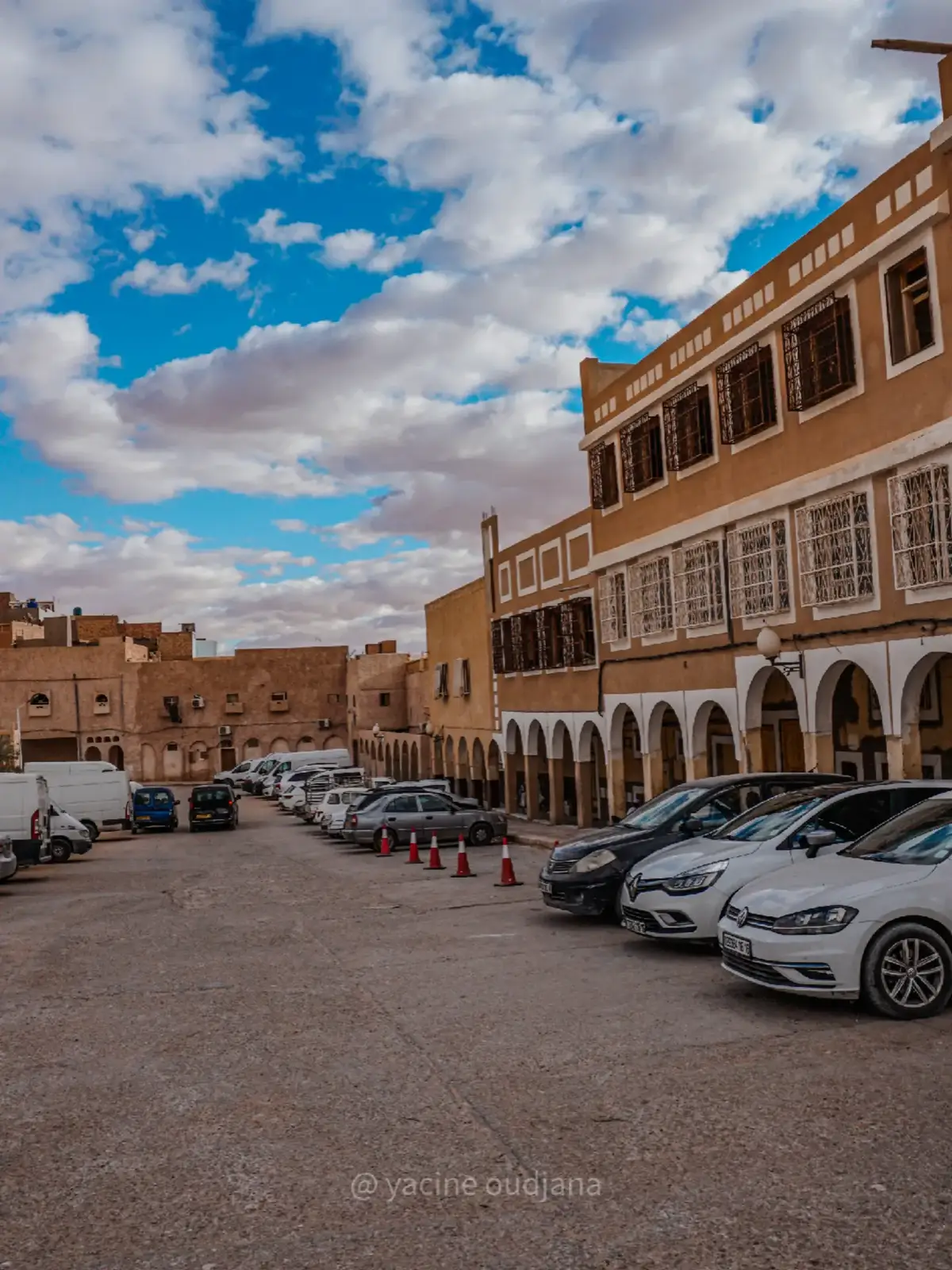 شوارع بلدتي القرارة الحبيبة خلال أجواء العطلة الخريفية🤩☁️ _ Some pictures from the streets of my beloved town, Al Qarara, during the fall holiday atmosphere _ #explore #naturrphotography #القرارة_غرداية_😍 #الجزائر #streetphotography #photography #تصوير_فوتوغرافي #algeria 