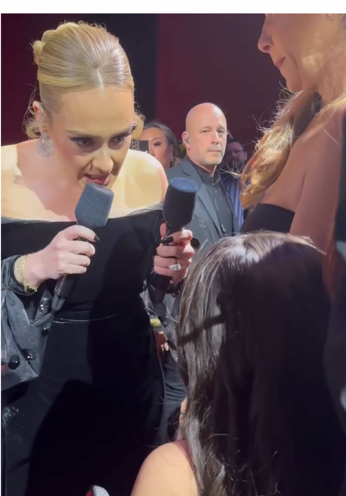 Adele with a little girl from #Weekend5 #weekendswithadele #caesarspalace #Residency #Vegas #adeleadkins #adelelasvegas #adele #adelelaurieblueadkins #adelequeen #explore #adelesongs #viral #Colosseum  #live #performing #concert #singing #weekendswithadeleinvegas  #fyp #adele2024 #30era #adele30album #adele25 #adele30 #adele19 #daydreamer #adelefinalshows 