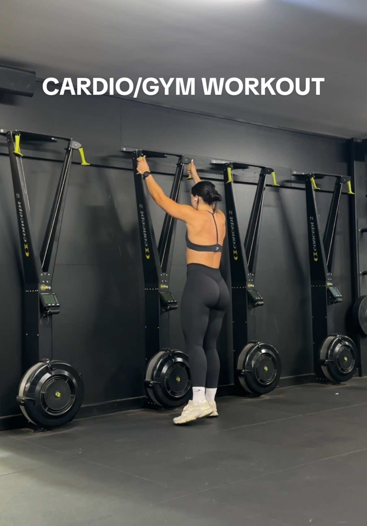 Today we hit cardio & gym ⬇️ Quick Cardio Gym Sweat:  3/4 Rounds  Sled push  Toe touches x30 Push ups x10 Sled push  Ski erg 15cals  Russian twists x30 Seated Knee Tucks x20 Bike 10 cals Tag me if you try it 🥵 Outfit @gymshark :  - Elevate sports bra - Whitney leggings 